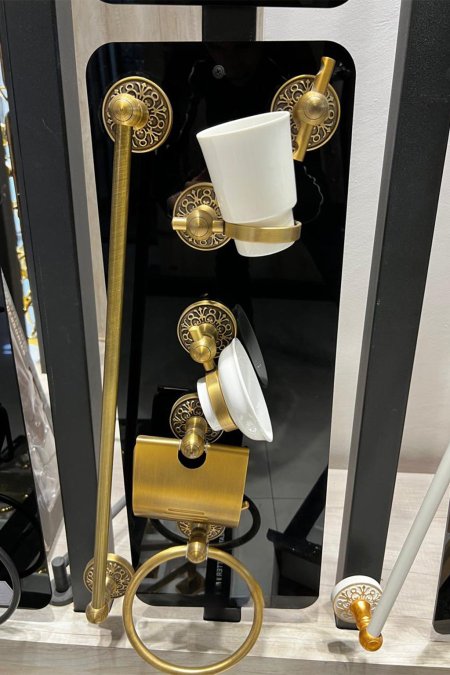 طقم إكسسوارات حمّام كلاسيكي ذهبي مزخرف – 6 قطع